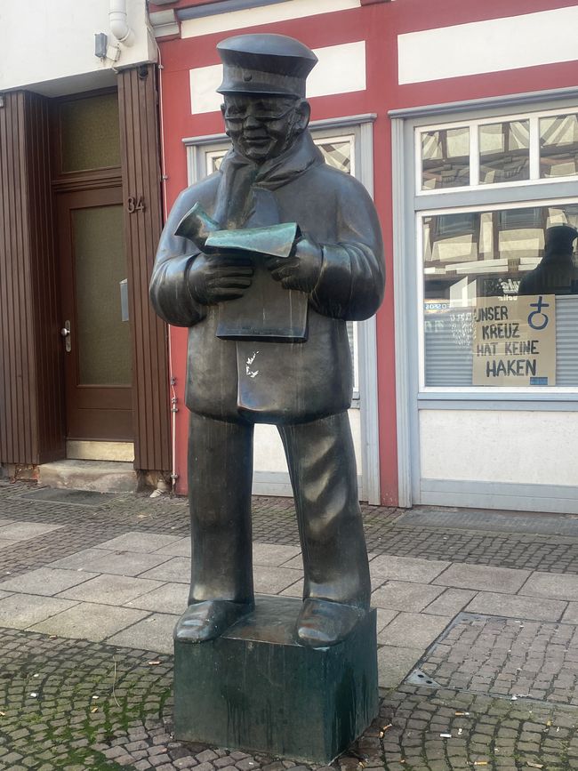 Redner Bode steht als Erklärung