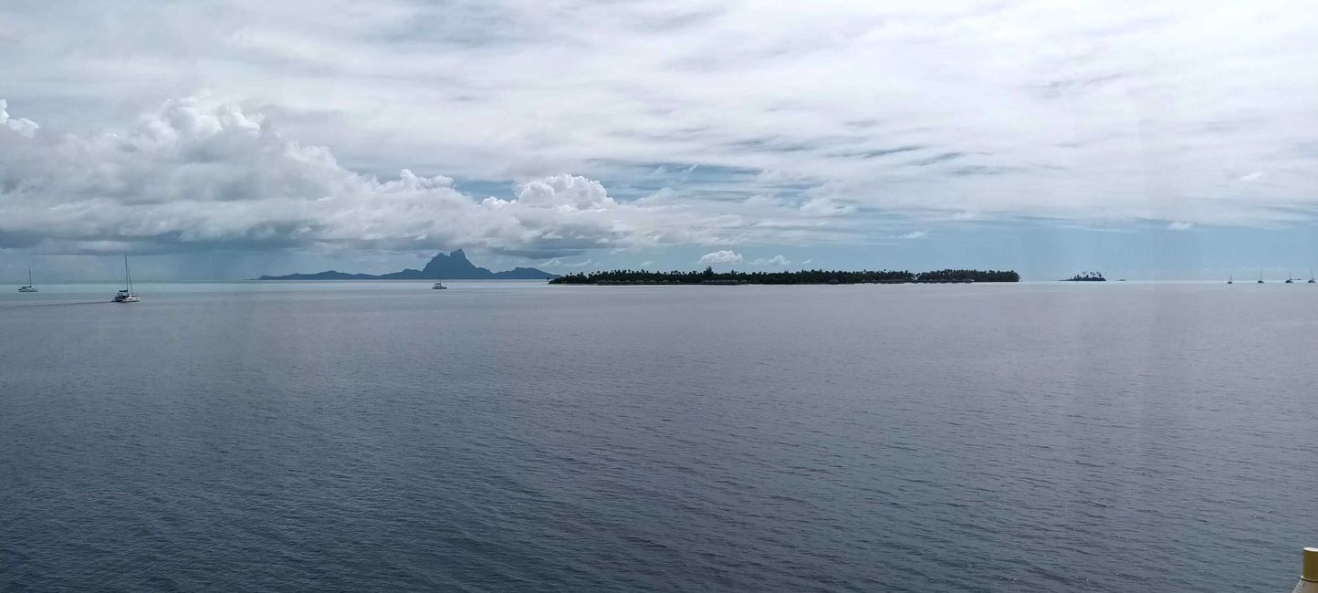 In der Ferne ist Bora Bora zu sehen