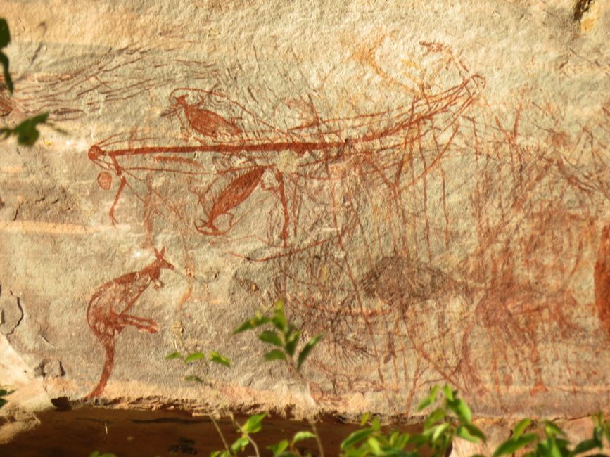 Rock Art hoch oben am Felsen