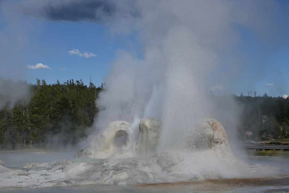 Bassin supérieur des geysers - Geyser Grotto (en éruption)