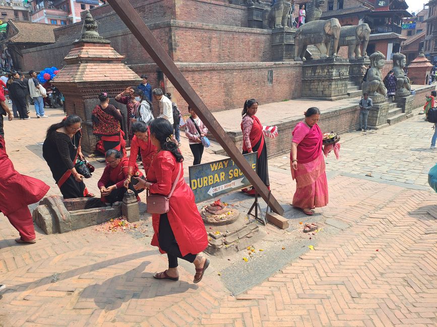Frauen bei ihren Opferungen an einem Tempelplatz.