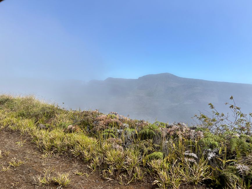 Kurz vor dem Ziel löste sich dann langsam die Wolkendecke auf und die Caldera wurde zum ersten Mal sichtbar.🤩
