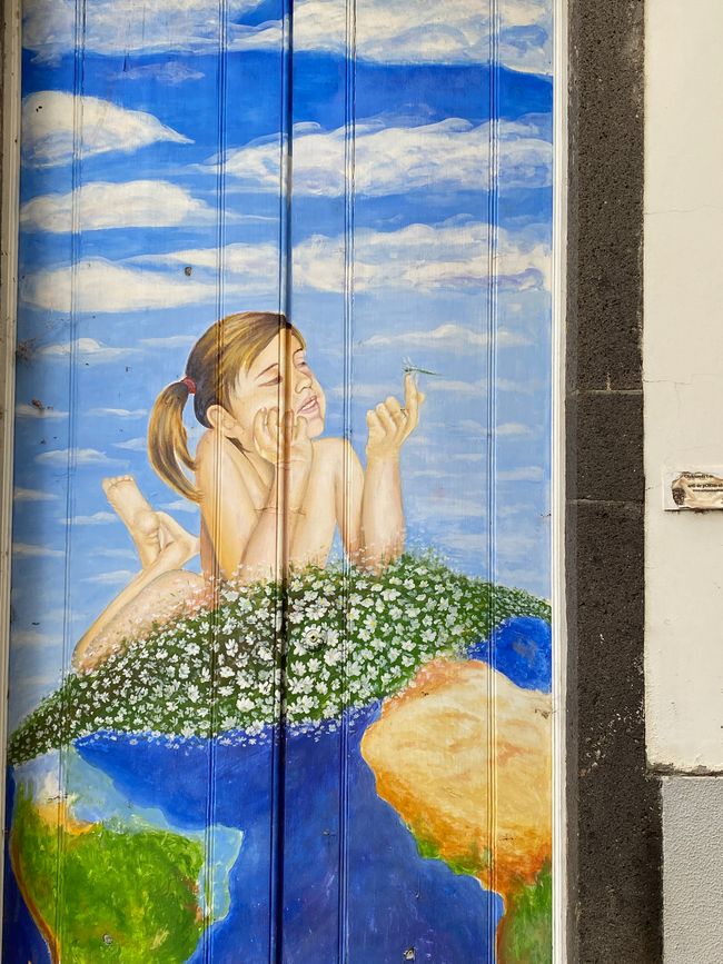 Auf dem Finger sitzt eine kleine Libelle - leider schlecht zu erkennen