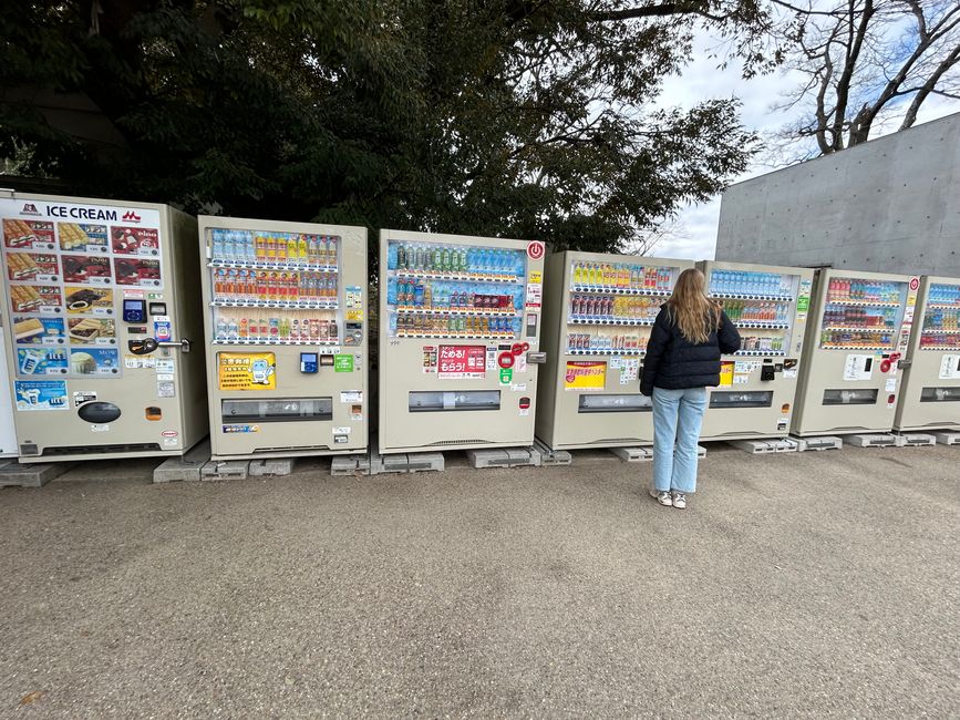Die Automaten neben Osaka Castle