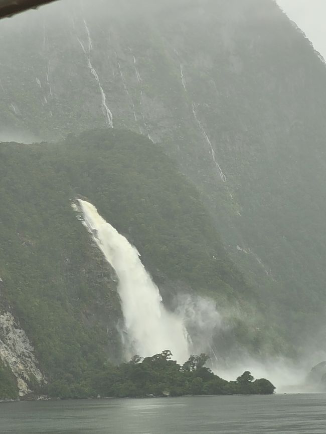 Tag 87 von 175: Kreuzfahrt rund um die Welt - Kreuzen im Milford Sound/Neuseeland