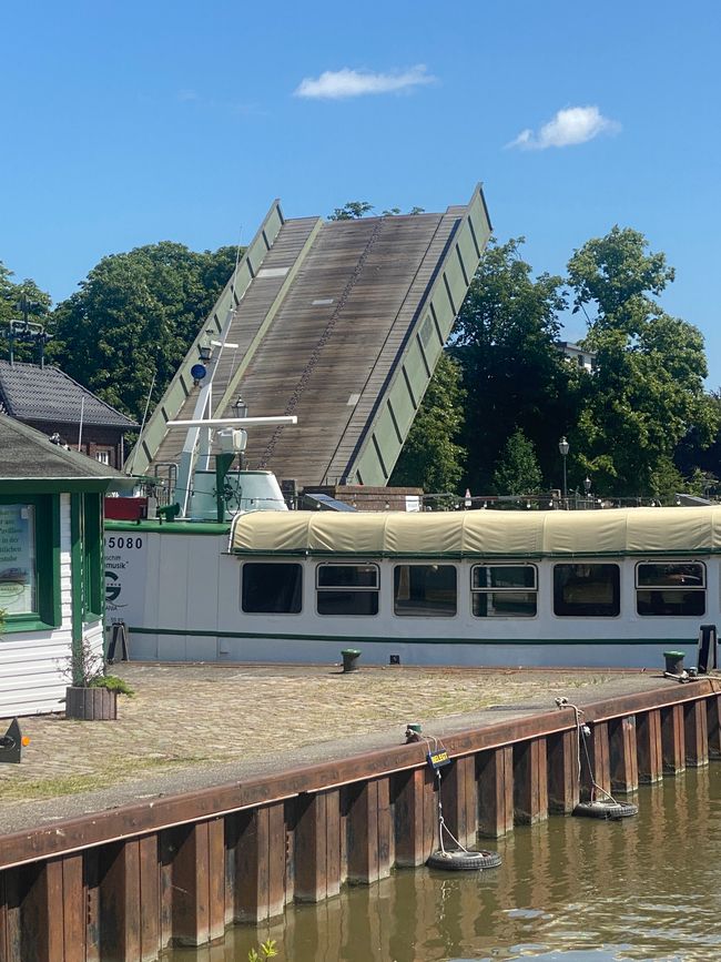 Die Klappbrücke am Hafen