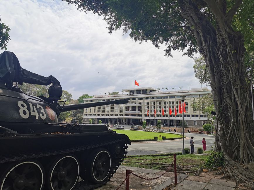 ... Continuamos hacia el 'Museo de los Restos de la Guerra' ...