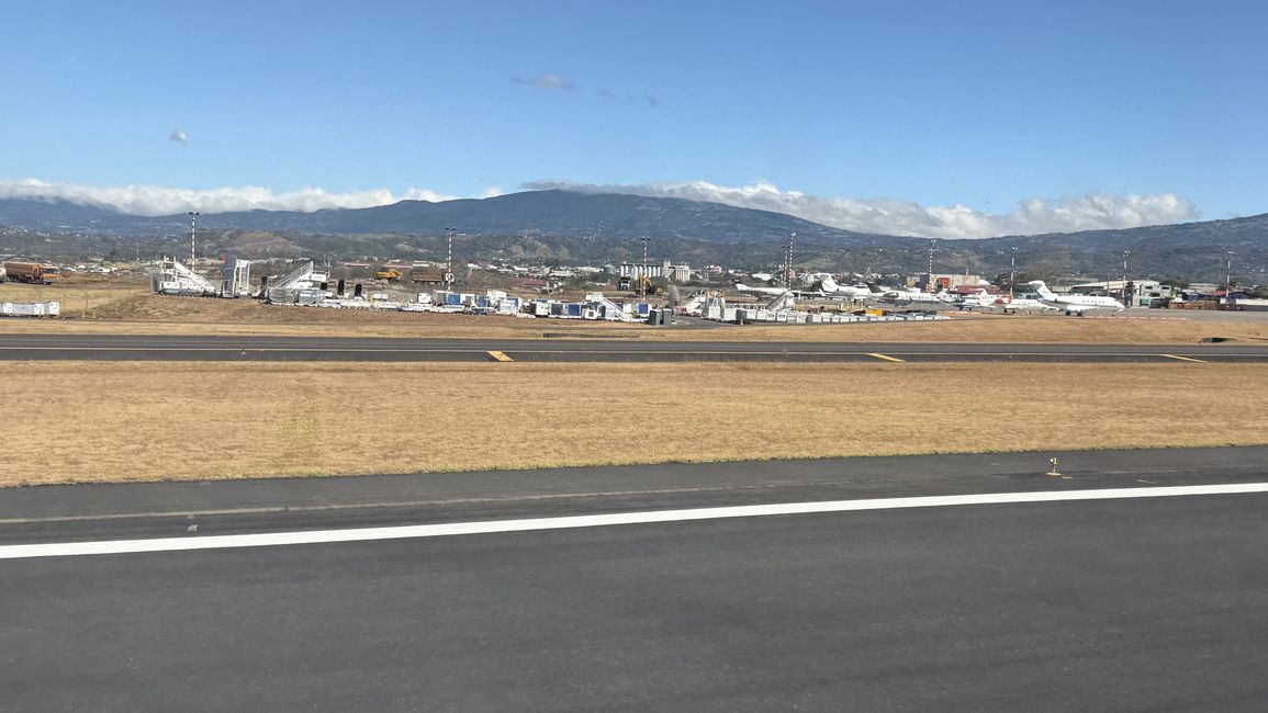 Sobre el volcán Poás también hay un típico sombrero de nubes hoy