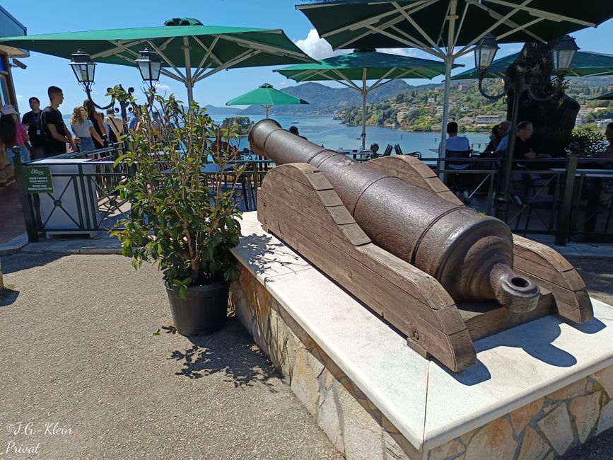 Namensgeber von Kanoni mit dem Blick über die Terrasse
