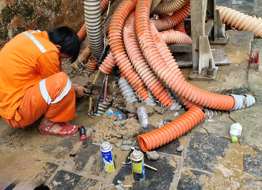 Vorüber die Flut.
Wer sah es wohl, du selig Land, 
wie dich die Welle überwand.