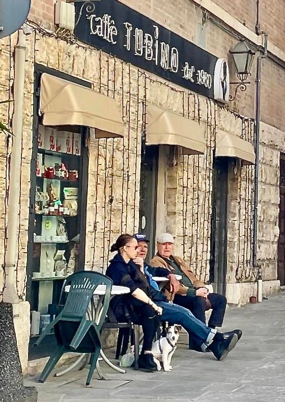 Einer kurze Pause mit einem Espresso vorm nächsten Café – ich glaube, die Italiener haben's erfunden.