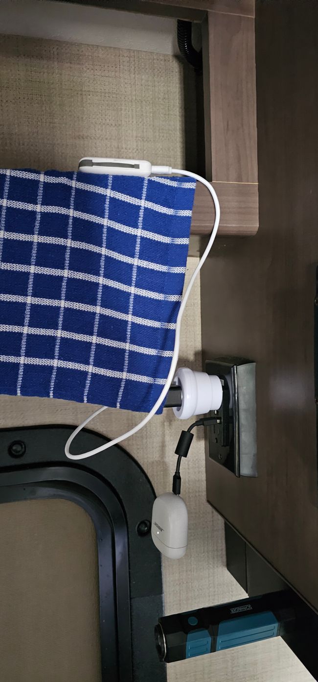 4 dieser Doppelstekdosen mit USB im Wohnmobil