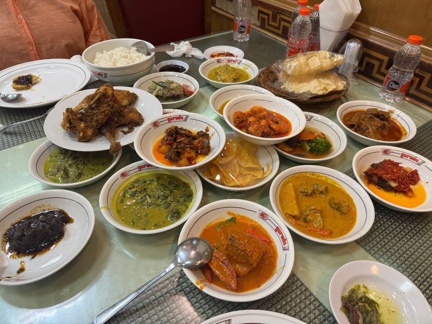 Das Konzept des Hidang war uns nicht vertraut - in Folge aßen wir viel zu viel und wunderten uns dann über eine erstaunlich hohe Rechnung