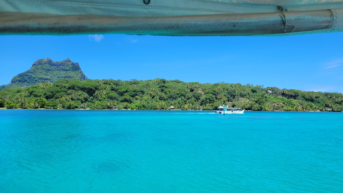 Esnórquel con raya y tiburones en el agua turquesa frente a Bora Bora.