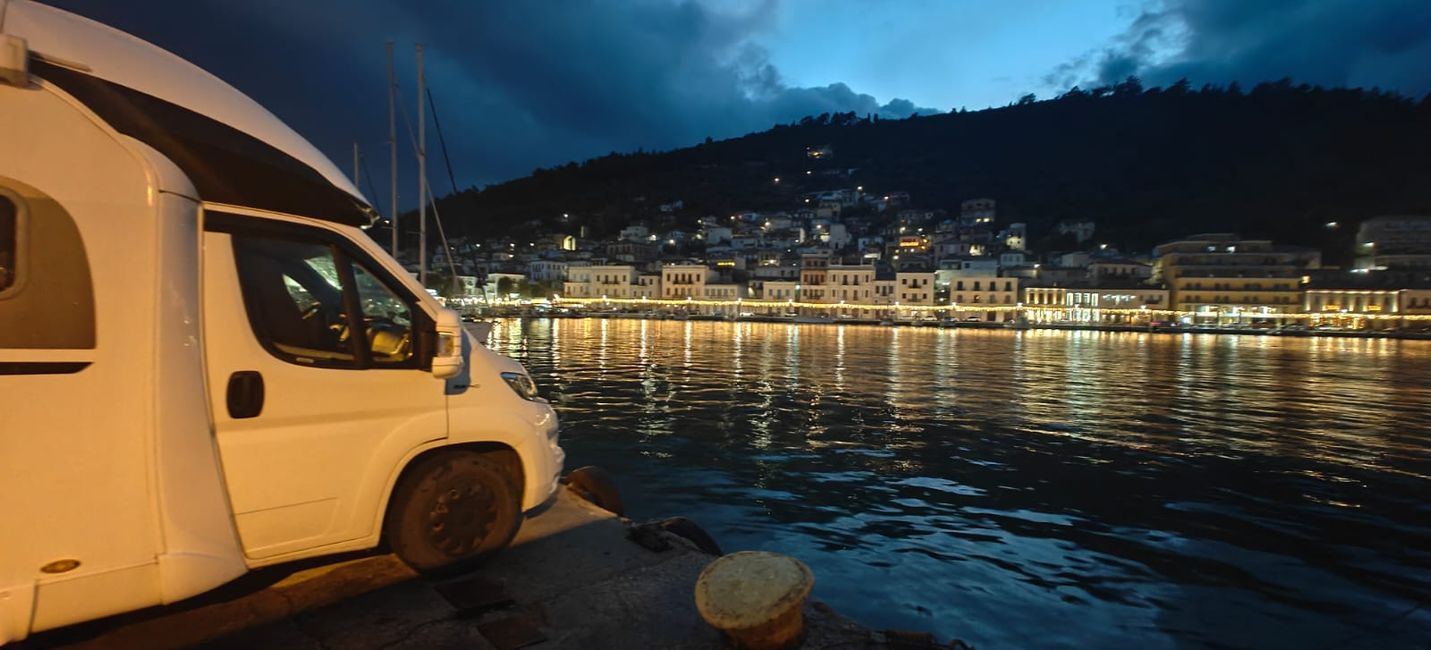 Porto di Gythio di notte