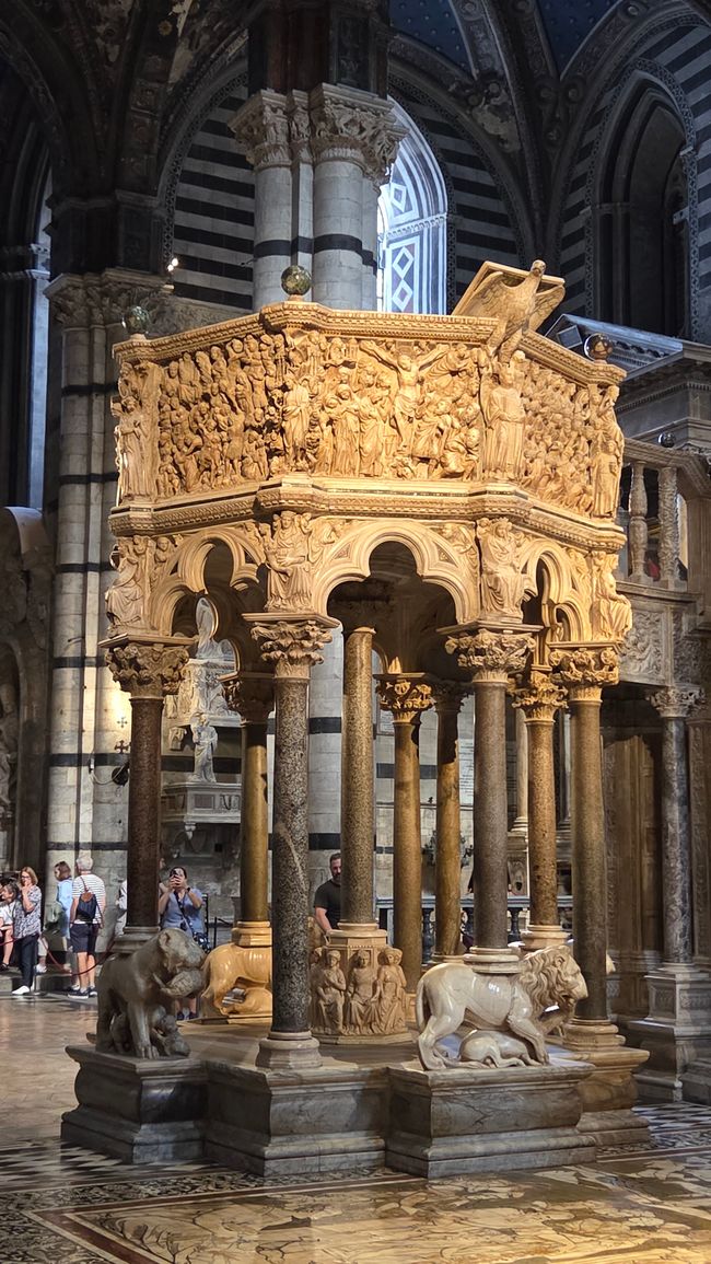 Pulpito di marmo (1360 Niccola Pisano)