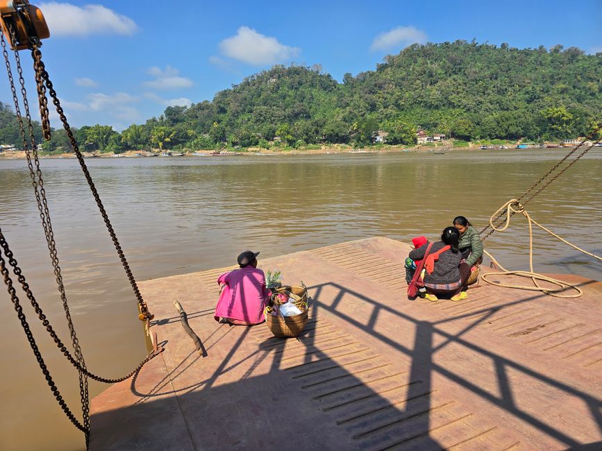 Une journée au bord de la rivière et les petits temples de l'autre côté de la rivière
