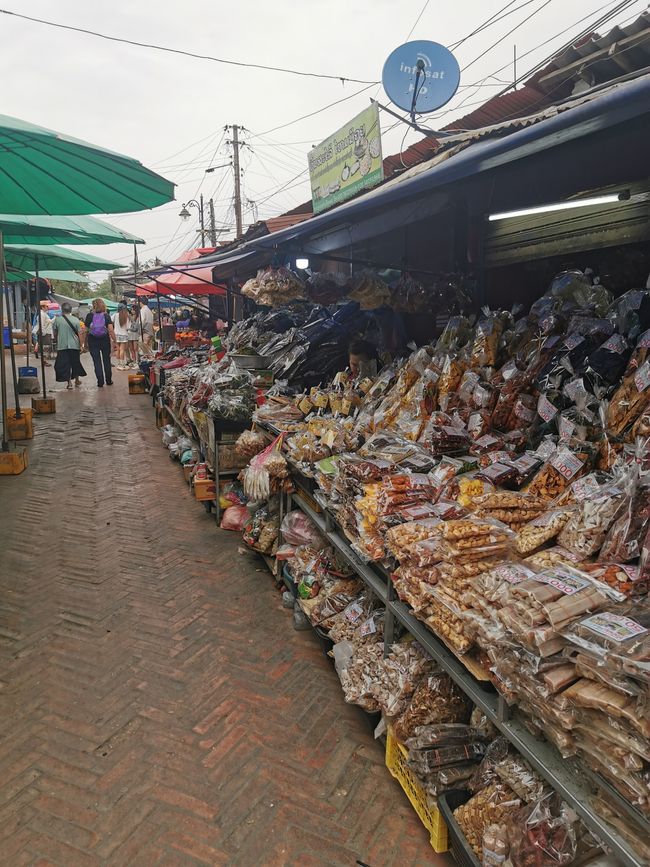 ... pero primero paseé temprano por el 'Morning Market' en Luang Prabang