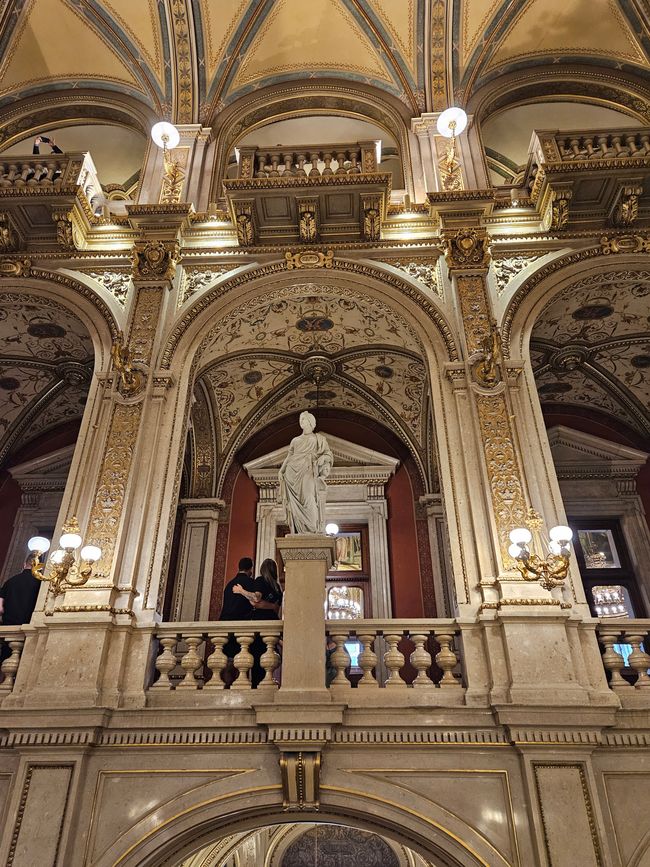 2025 - Julio - Viena - Hazel Brugger en la Ópera de Viena