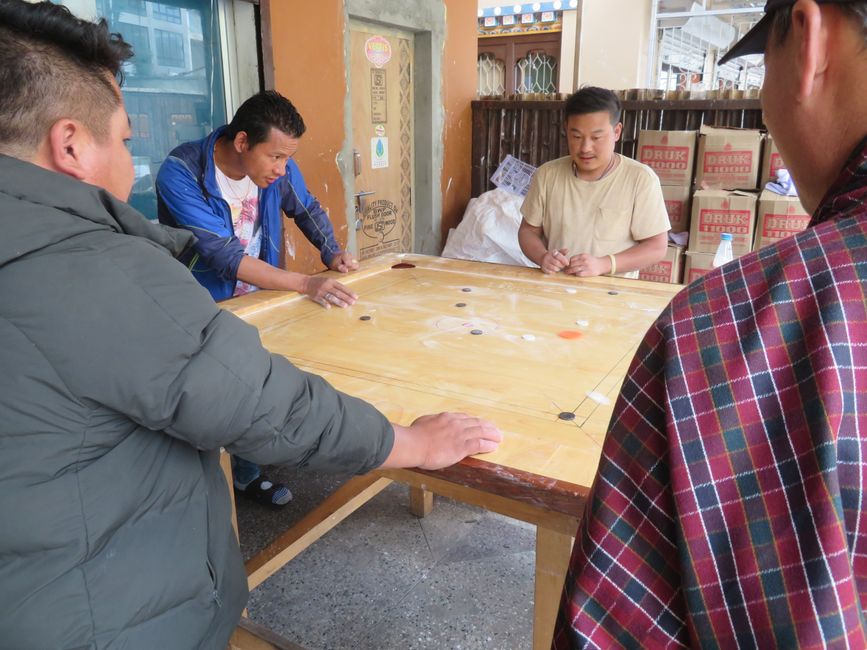 Männer beim Carrom
