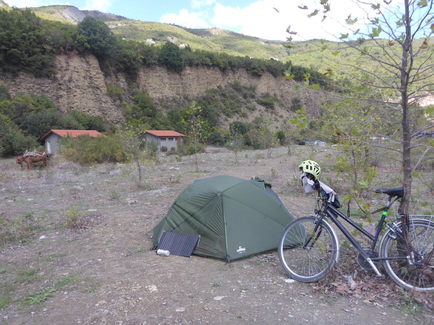 Am Parkplatz im Lengaricatal vor dem  Canyon 