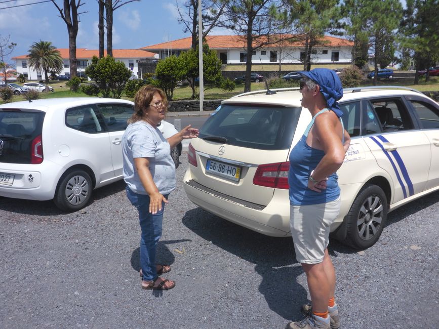 Maria bringt uns um 14h mit dem Taxi hoch