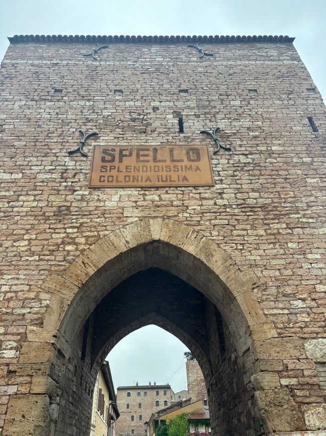 Durch das Stadttor Richtung Trevi