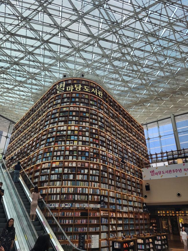 Starfield Library - hier gibt es auch ein Café und viele Sitzmöglichkeiten
