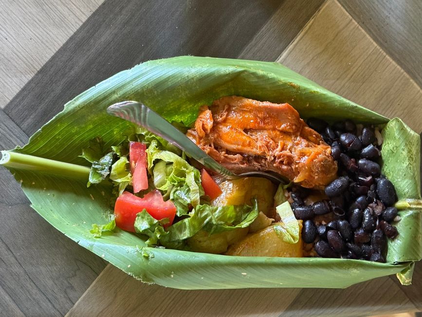 Typisch: Huhn mit Reis und Bohnen