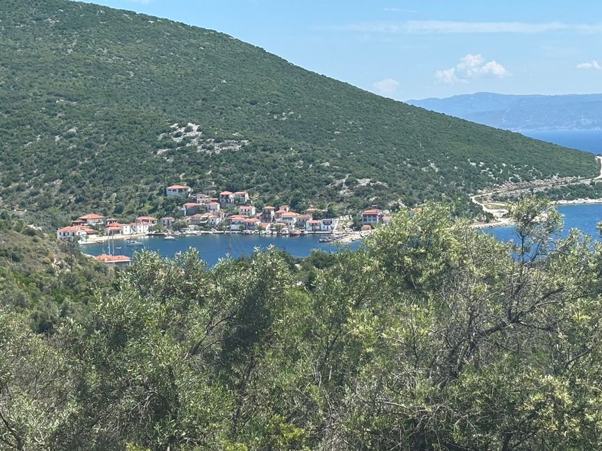 ...una giornata splendida con villaggio di montagna e paese sulla costa...