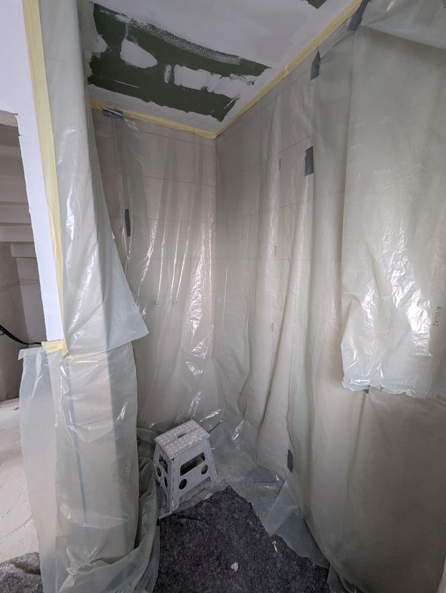 Alles abgeklebt damit den guten Fliesen nichts passiert