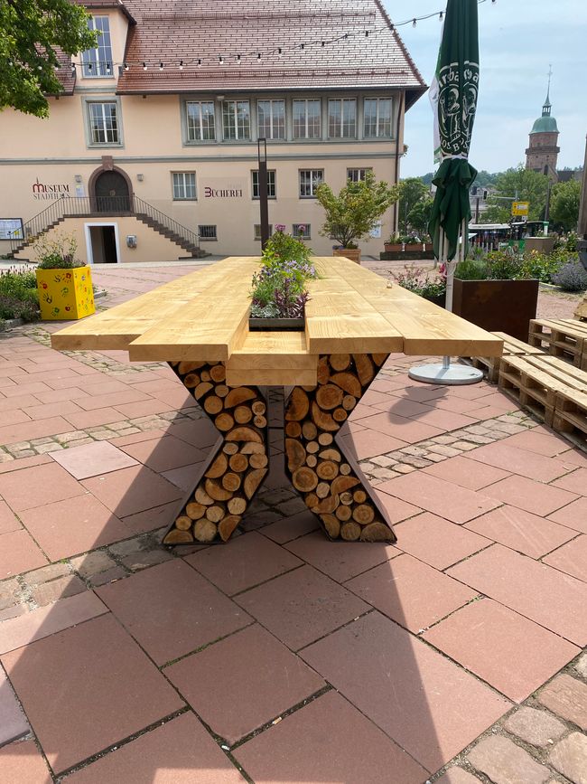 Vor dem "Arbeitsplatz" ein toller Tisch