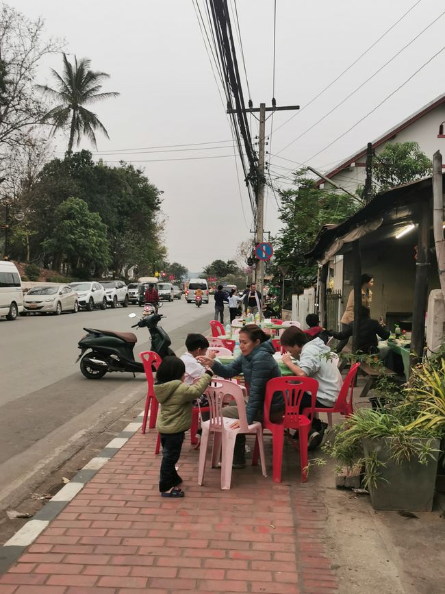 Des tables sorties et ensuite on mange dans une ambiance conviviale sur la route; c'est courant ici ...
