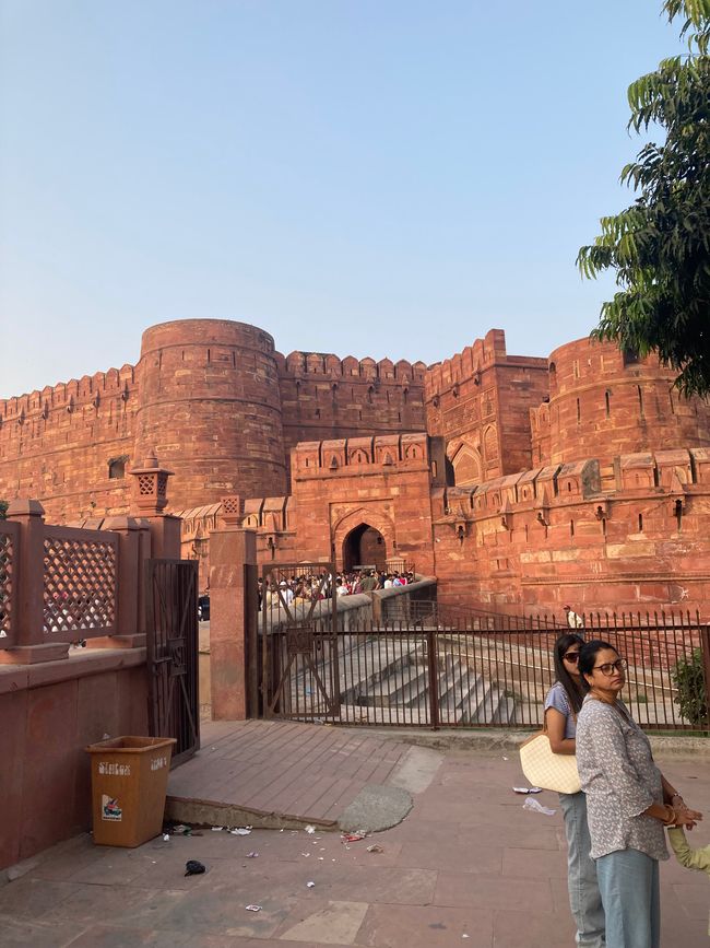 From this room, the king admired the Taj Mahal