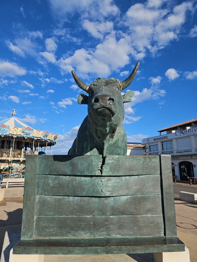 Stier-Standbild vor der Arena in Saintes-Maries-de-la-Mer