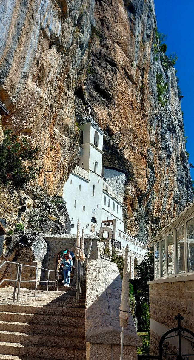 Monastero di Ostrog e un campeggio sul fiume