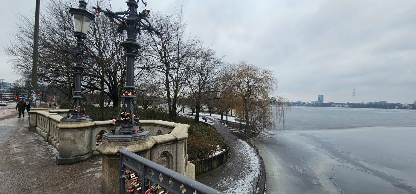 Hamburg St Pauli - une expérience ! Au musical , Tarzan', je n'ai pas pu entrer. Mais à l'hôtel, Der Bunker', juste à côté du stade de St. Pauli, c'était vraiment quelque chose de spécial ! La promenade au bord de l'Aussenalster a ensuite été😆😉😊