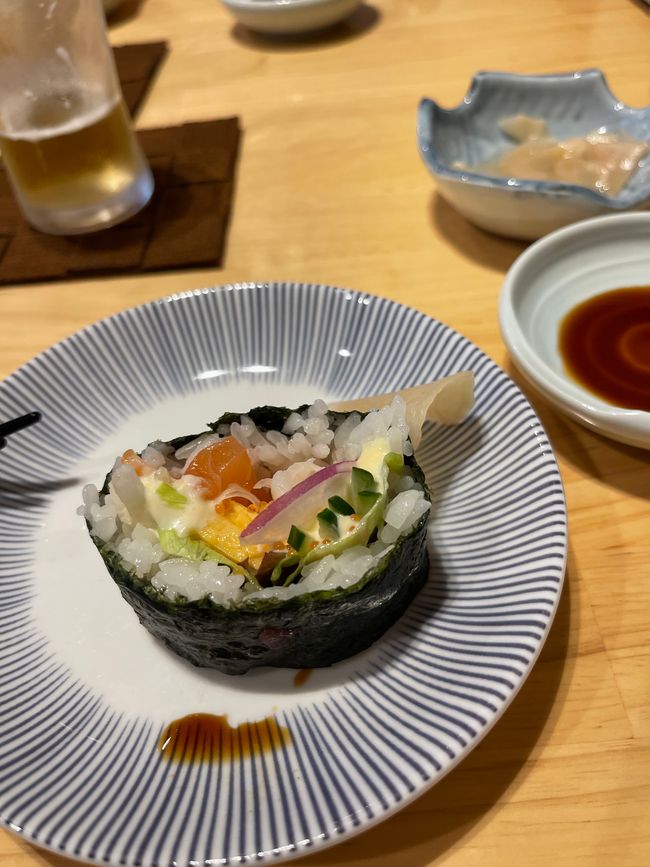 Sushi mit Gurke, Omelett, Lach, Shrimps , Kaviar und Mayo 