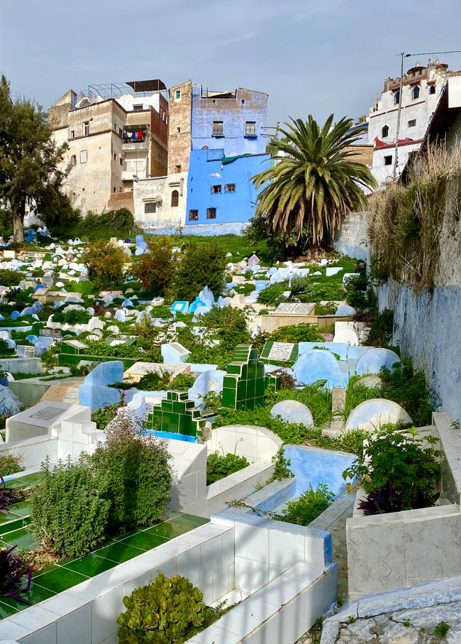 Hier fängt es schon an: blauer Friedhof
