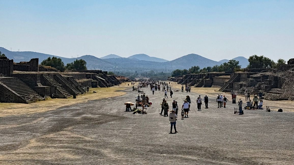 Calzada de los Muertos hacia el sur