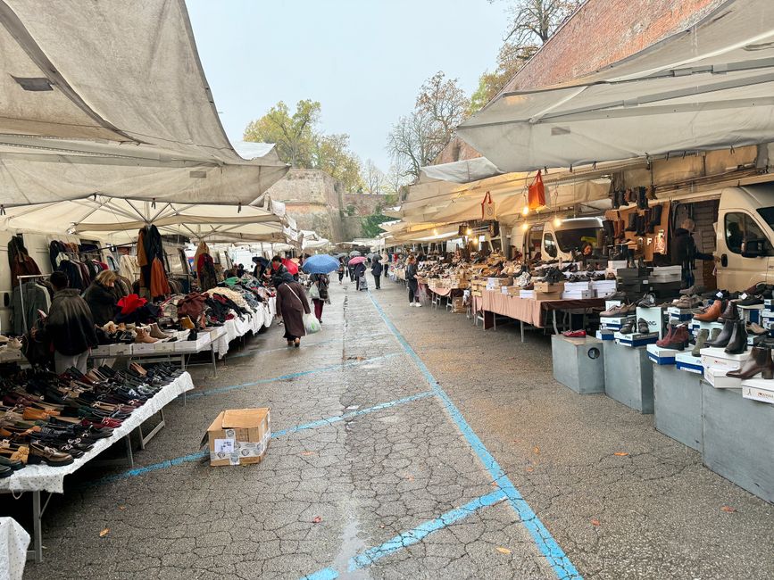Regen – außer meiner Icke war fast niemand auf dem Markt.