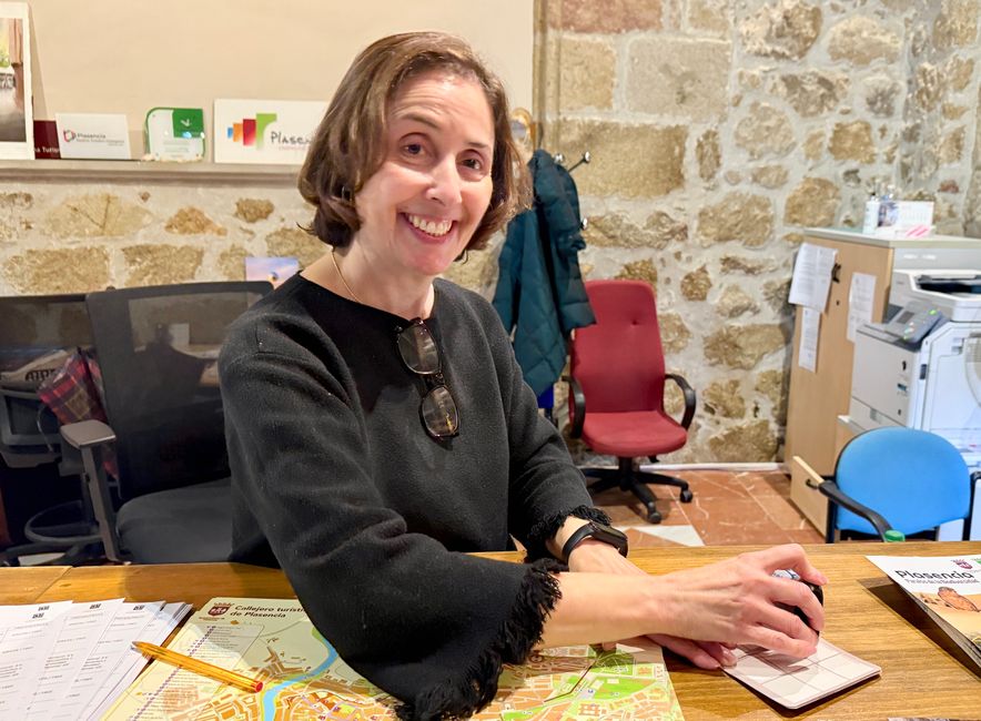 con nombre y dirección. Finalmente, la señora me sonrió y me dio un nuevo pasaporte, incluso se ofreció a sellar también las once estaciones anteriores. Pero rechacé eso con unas pocas palabras amables, ya que en cada sello también está indicado el lugar.</p><p style='color:rgb(0, 0, 0)'>Ahora tenemos un nuevo pasaporte. Y ya tenemos dos sellos. Faltan 17. No nos dejaremos vencer. Sabemos que teníamos once sellos. Eso nos basta. Ahora comienza la colección de nuevo. ¡Vamos!</p>