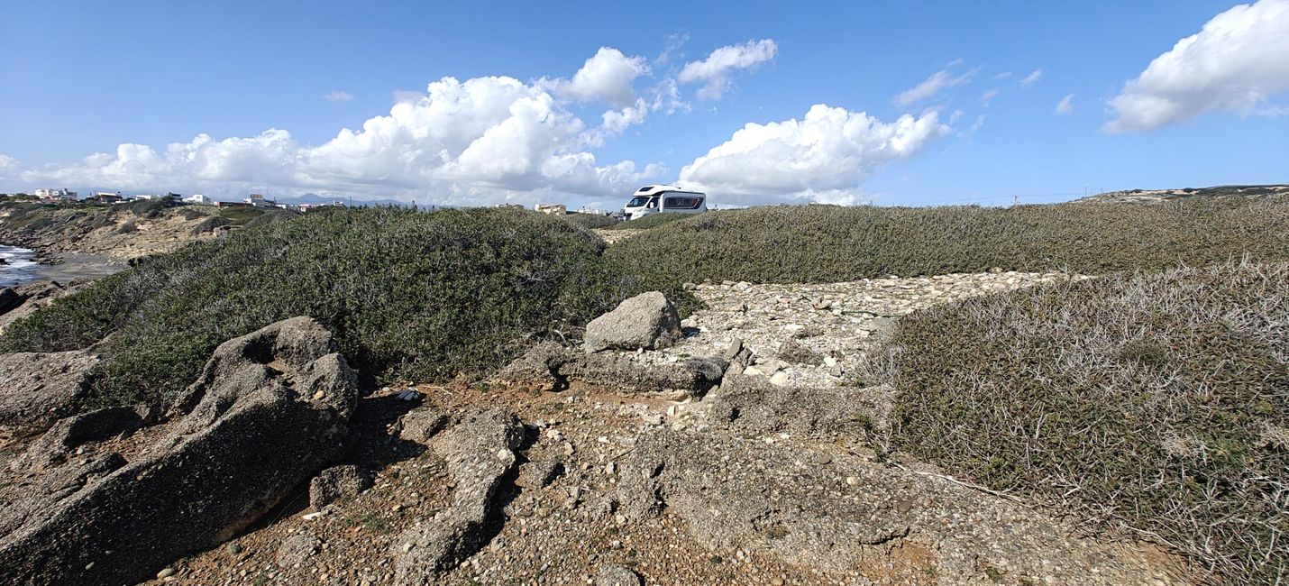 Al este de Ierapetra en un acantilado