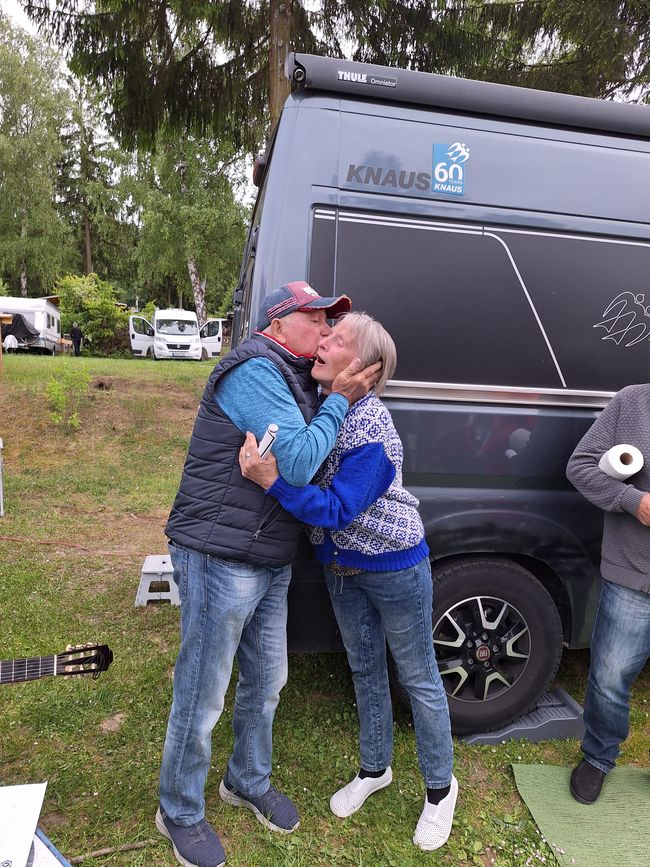 Ein neuer Camper wird beklebt