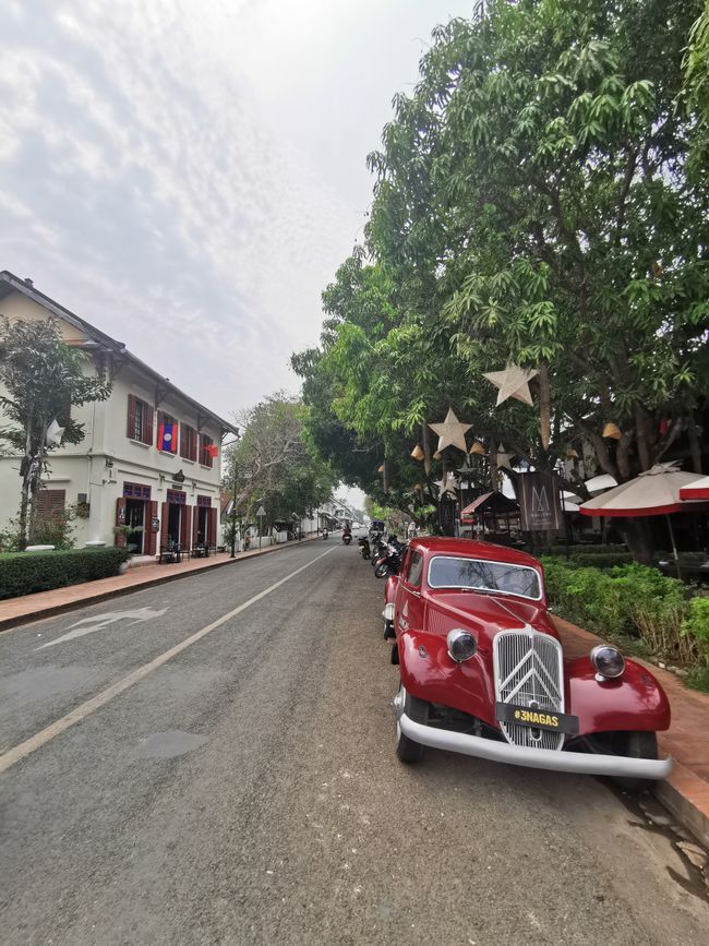Entry to Laos - first temple tour through Luang Prabang