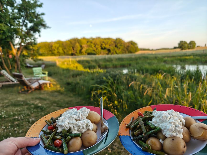 Abendessen mit Blick auf den Teich 