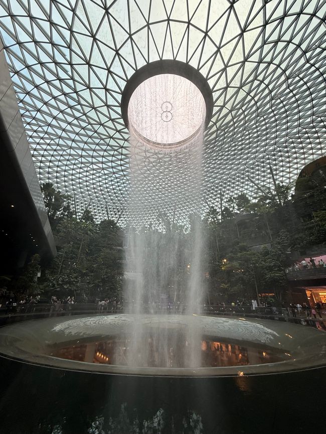 Schöner Brunnen im Flughafen von Singapur