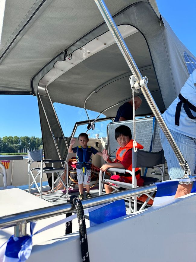 Mit Flaggenschmuck zur letzten Etappe nach Erfelden
