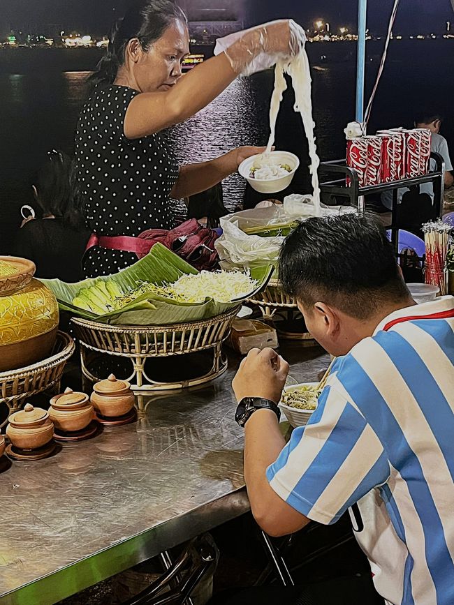 Phnom Penh, Nudelküche auf dem Nachtmarkt