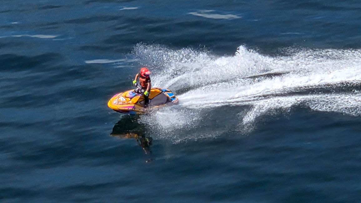 Ein kühner Jetskifahrer